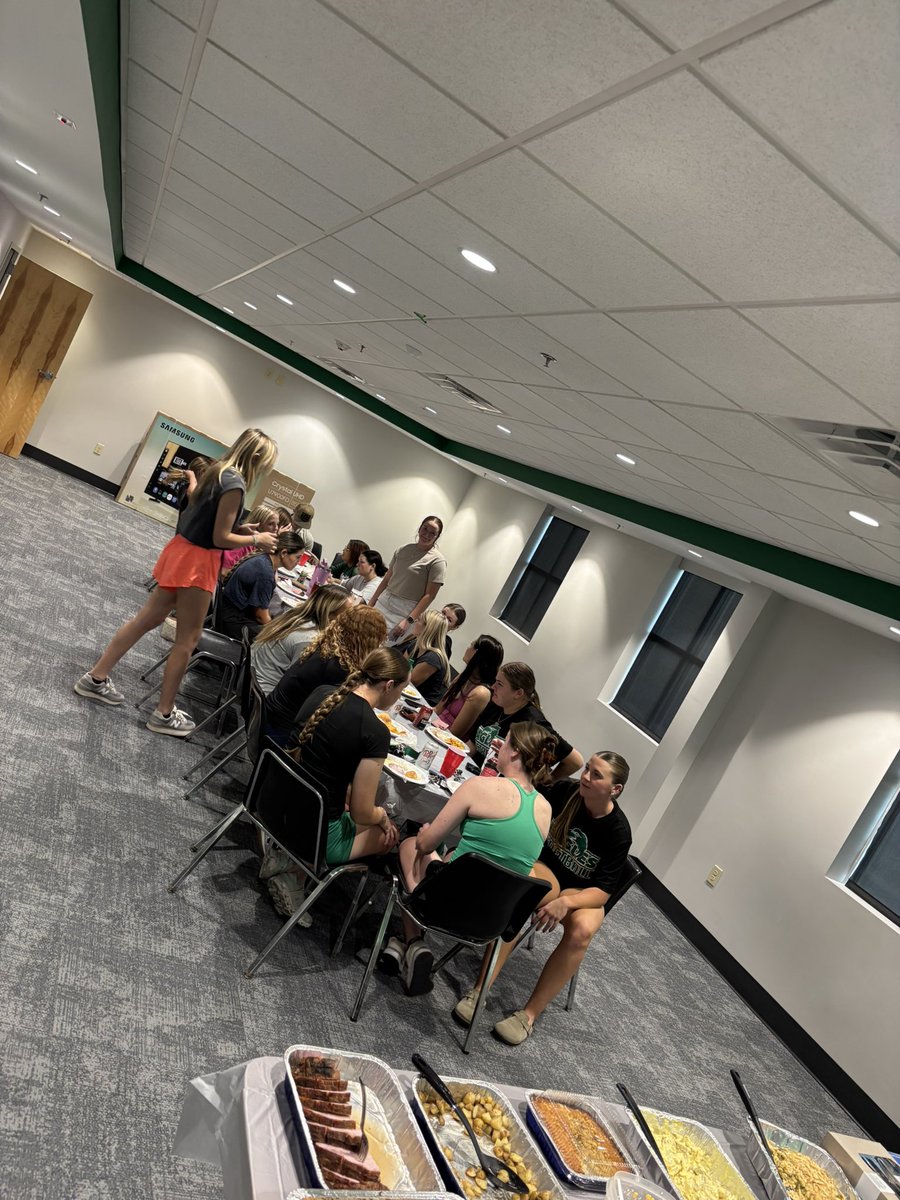 MCCEaglesSB's tweet photo. Team Thanksgiving dinner and Christmas tree is up!! Lot to be thankful for this year! 🦅🦅 https://t.co/bLQOzv4WOu