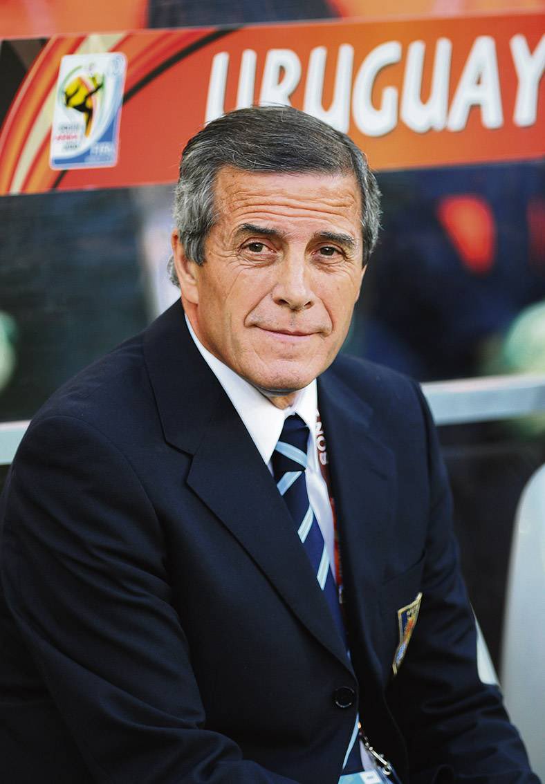Gonza1891_'s tweet photo. Nunca insultaria al Maestro, lo respeto por lo que hizo en Peñarol, pero no entiendo como en 16 años de fracaso tras fracaso al frente de la seleccion, jamas el periodismo hizo el revuelo y la opereta que esta haciendo ahora con Marcelo Bielsa, esta todo muy turbio. https://t.co/cjI3SjHxTc