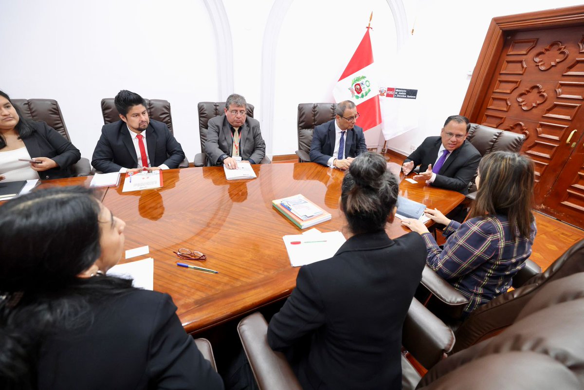MinjusDH_Peru's tweet photo. #NotaInformativa | Con el propósito de seguir realizando un trabajo conjunto y articulado frente a temas penitenciarios y de búsqueda de personas desaparecidas, el titular del MINJUSDH, Walter Martínez Laura, sostuvo una reunión con una delegación del @CICR_LIMA liderada por la jefa regional, Linh Schroeder.