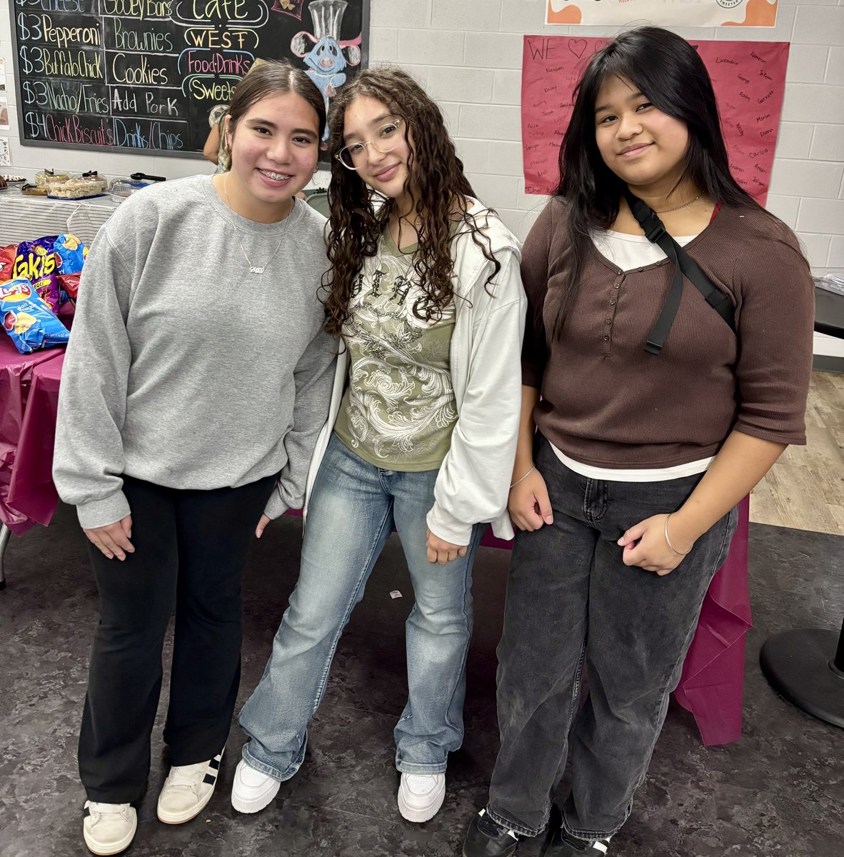 DCSeNews's tweet image. Thanksgiving? Yes, please! @CareerTechWest Culinary students participated in a feast showcasing their culinary skills, including fried turkeys prepared by DCS employee Fernando Geronimo. #TeamDCS #BeTheStandard