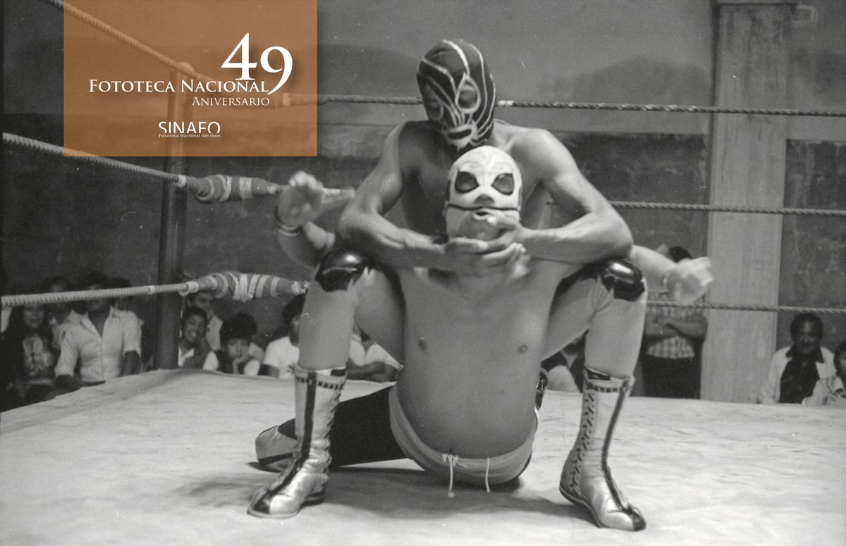 📷 #49AniversarioFototecaNacional 📷
49 años conservando la memoria fotográfica de México
#FototecaNacional. Luchadores en el ring, Colección Nacho López, México, 1970, Inv. 395688. #INAH #INAHvirtual #SINAFO