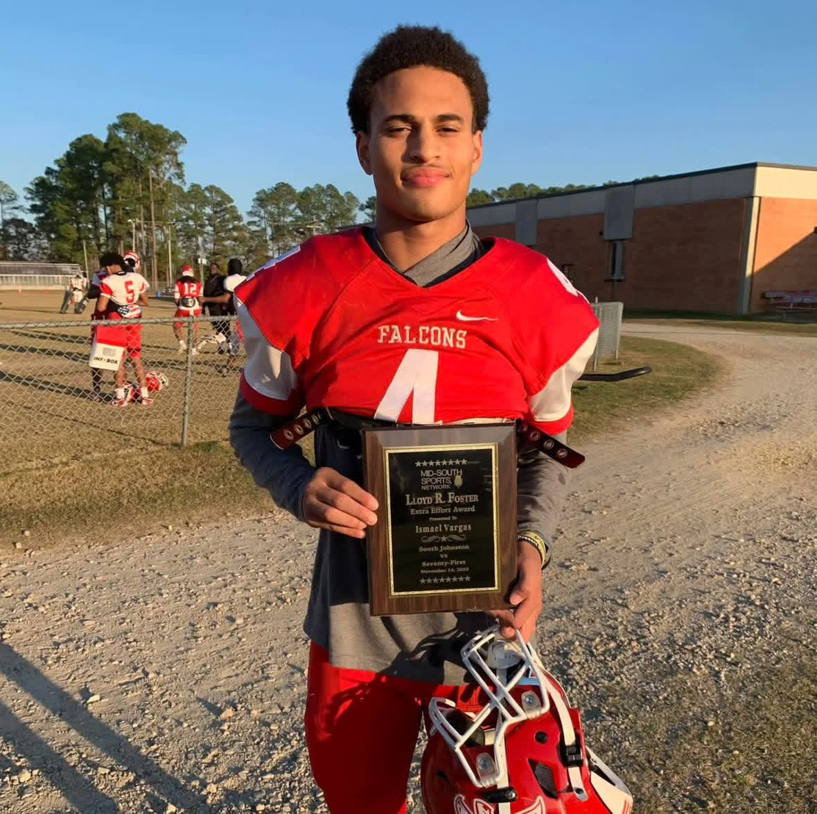 IsmaelVargas_31's tweet photo. Beyond Blessed words can’t describe!!!
#starving #round3 @coachesadvice @CoachHall_71st @CoachKSmitty @Mid_SouthSports @910Preps https://t.co/F56iLXM4IV