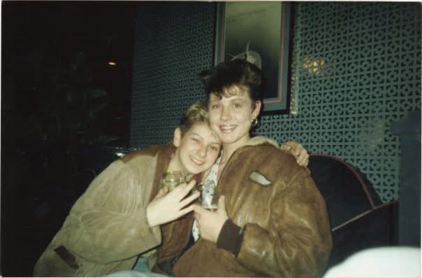 Rachel_Doyle72's tweet image. 1990!!!!!! Yes 1990!

Me and my mate Karen in the Portland Arms, Piccadilly, Manchester! 

Actually this was in Downtown below the Portland Arms! Every Thursday was Karaoke 🎤 night!! 

#Manchester #Piccadilly #Memories