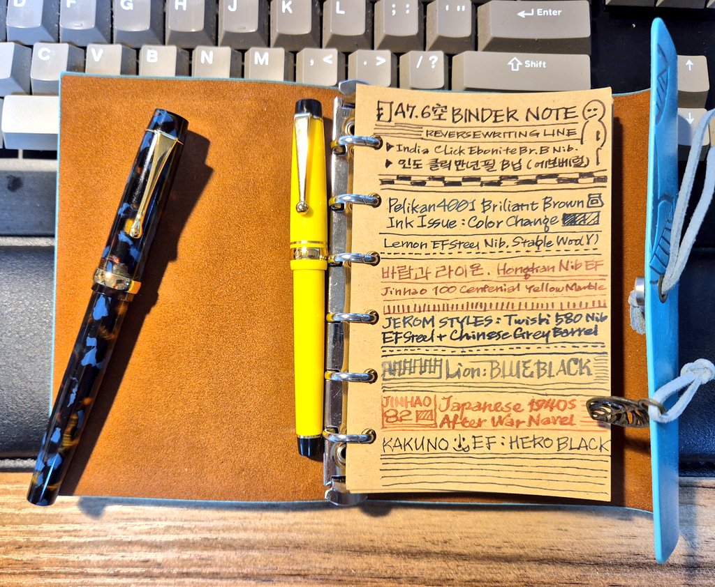 woochick2's tweet image. 저도 그 크기 잘쓰는데 노트는 표지가
너무 빨리 구겨지고 말려서 표지가
튼튼한 걸로 갈아탔어요.