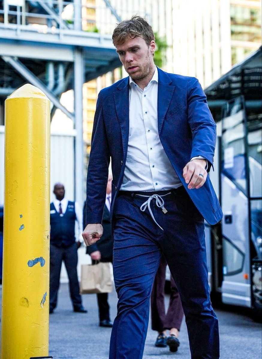 NHL's tweet photo. Connor McDavid rocking the skate lace belt tonight 🧶 https://t.co/jr9MkEfkZZ