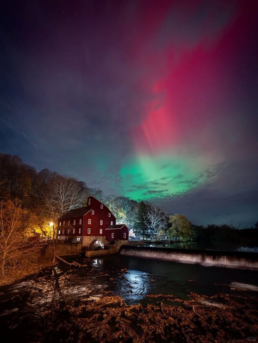 AngusNguye4096's tweet photo. From Baltimore to Seattle, Kansas to Phoenix, the heavens are ablaze with color tonight. Never thought I'd see auroras this far south! #AuroraChase #USATravel #CelestialShow https://t.co/LfnLXR8U39