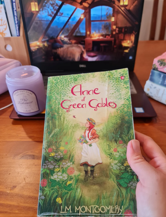 mia_lee01's tweet photo. Exploring new worlds one page at a time 📚🌟 https://t.co/7fzRBszeI1