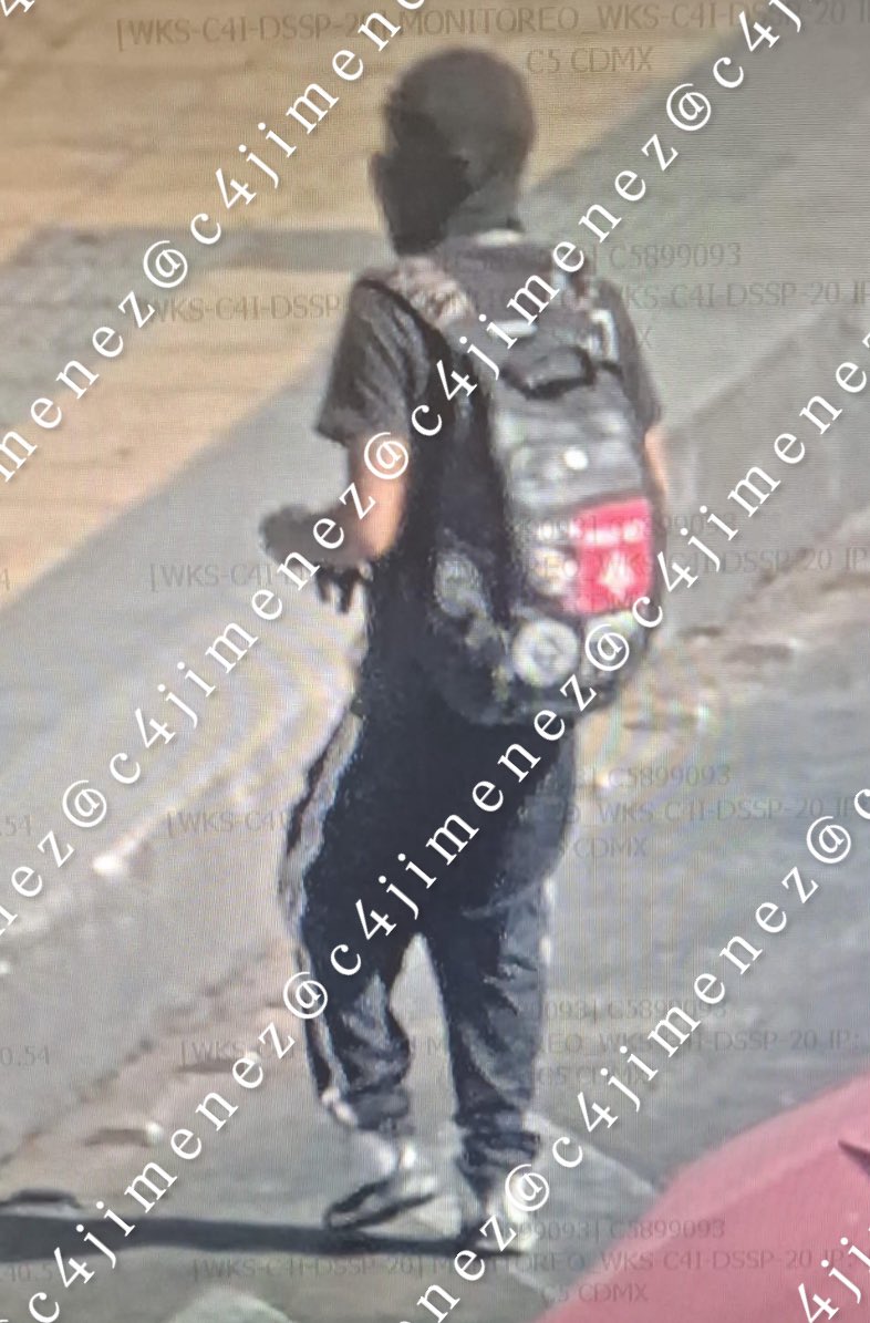 c4jimenez's tweet image. ENCAPUCHADO VIOLENTO el SÁBADO… y HOY INTENTÓ INTERRUMPIR el DESFILE MILITAR
Luis Cansino
Estuvo con los violentos del 15 de noviembre en el Zócalo.
Así arriba de una valla.
Hoy andaba con este tubo tratando de pasar al área del desfile.
Agentes de @SSC_CDMX lo detuvieron.