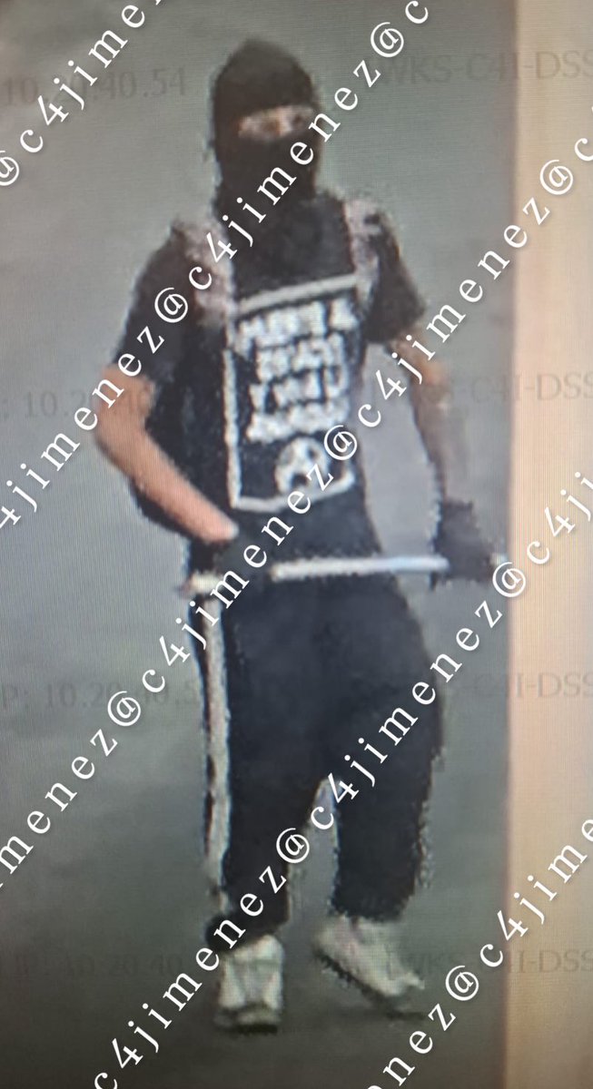 c4jimenez's tweet image. ENCAPUCHADO VIOLENTO el SÁBADO… y HOY INTENTÓ INTERRUMPIR el DESFILE MILITAR
Luis Cansino
Estuvo con los violentos del 15 de noviembre en el Zócalo.
Así arriba de una valla.
Hoy andaba con este tubo tratando de pasar al área del desfile.
Agentes de @SSC_CDMX lo detuvieron.