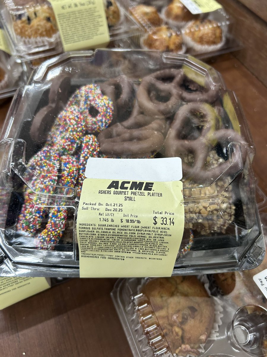 UncleCreepy's tweet photo. I am SO glad that @acmemarkets chocolate covered pretzels are no longer $32. π³Now if youβll excuse me I need to go take out a personal interest loan and give a little blood so I can buy some English Muffins. Oh and before I forget - eat shit #acmemarkets. Good day. https://t.co/p01HlKkxIk