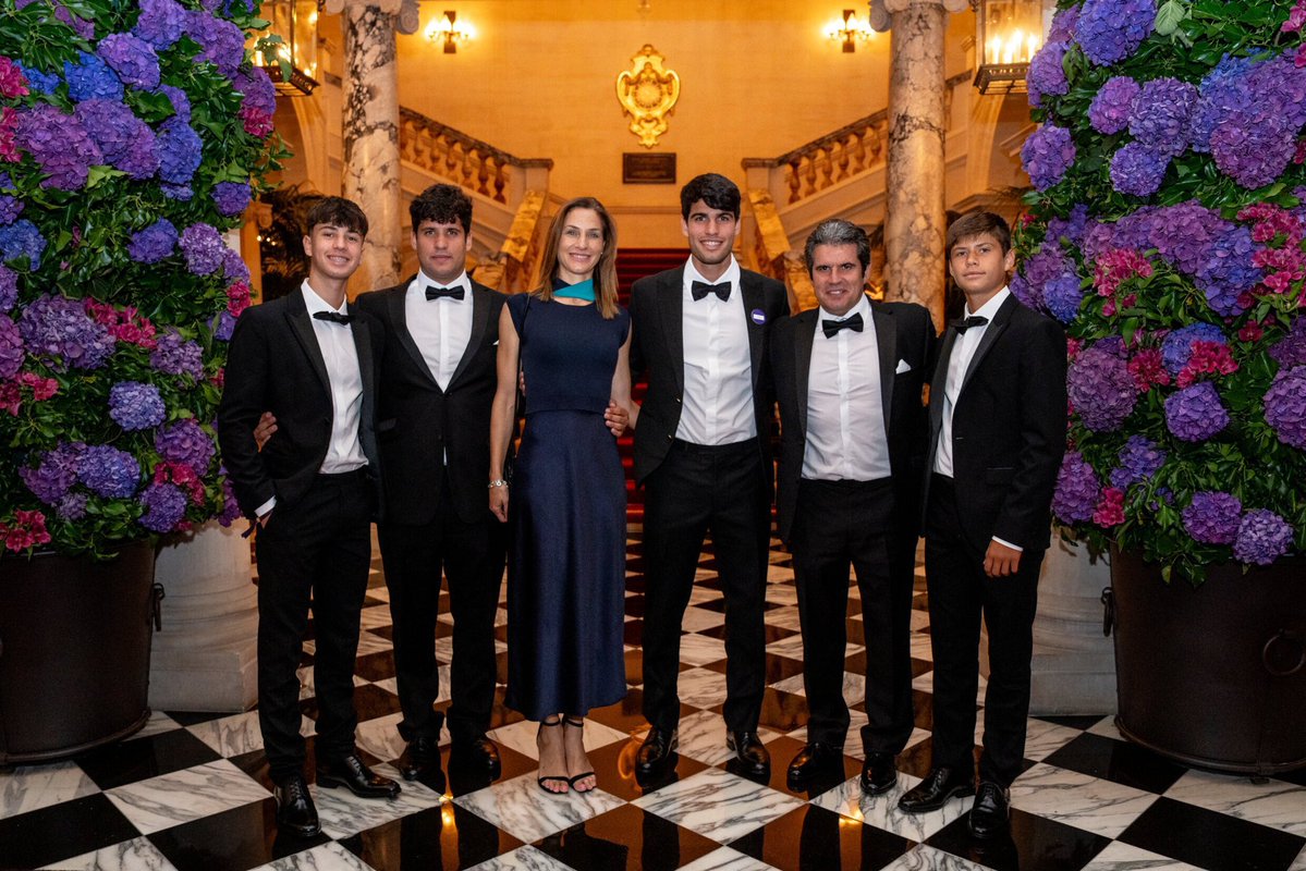 channelserve's tweet image. mamacaraz tried her best getting carlos to 5’11.5 🥲