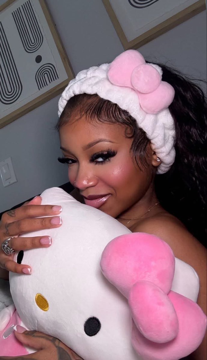 layxsnv's tweet image. "you too grown to like hello kitty: 
Me: