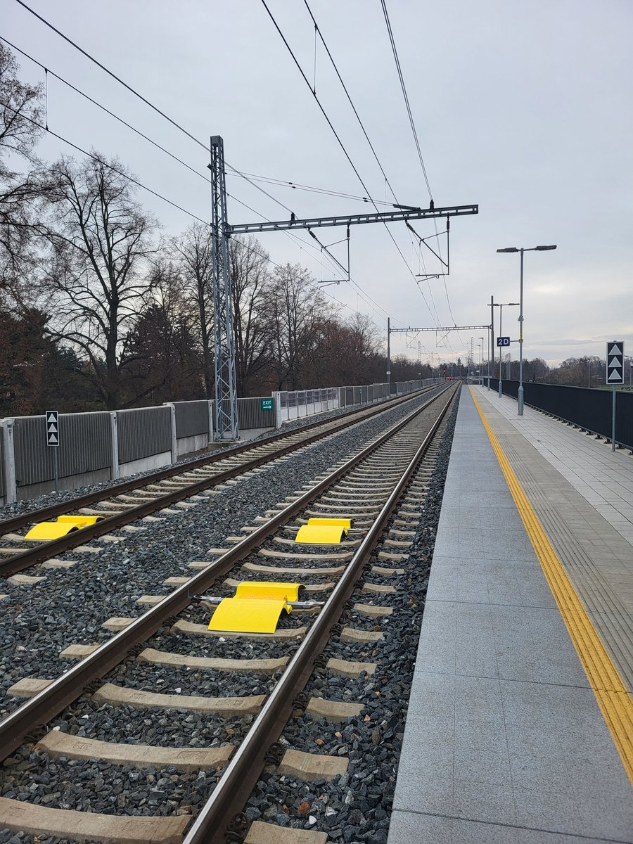 P_Studnicka's tweet image. #ETCS 🚨| Na trati @Spravazeleznic Praha - #Čelákovice - Lysá nad Labem ve @StredoceskyK je aktuálně instalován Evropský vlakový zabezpečovací systém🚦. Od roku 2026 budou vlaky ve vybraných úsecích moci jezdit až 160 km/h🚅. 

🇨🇿🤝🇪🇺