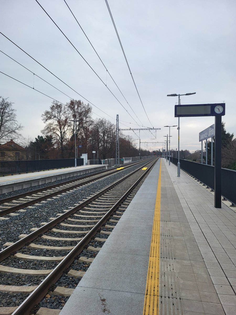 P_Studnicka's tweet image. #ETCS 🚨| Na trati @Spravazeleznic Praha - #Čelákovice - Lysá nad Labem ve @StredoceskyK je aktuálně instalován Evropský vlakový zabezpečovací systém🚦. Od roku 2026 budou vlaky ve vybraných úsecích moci jezdit až 160 km/h🚅. 

🇨🇿🤝🇪🇺