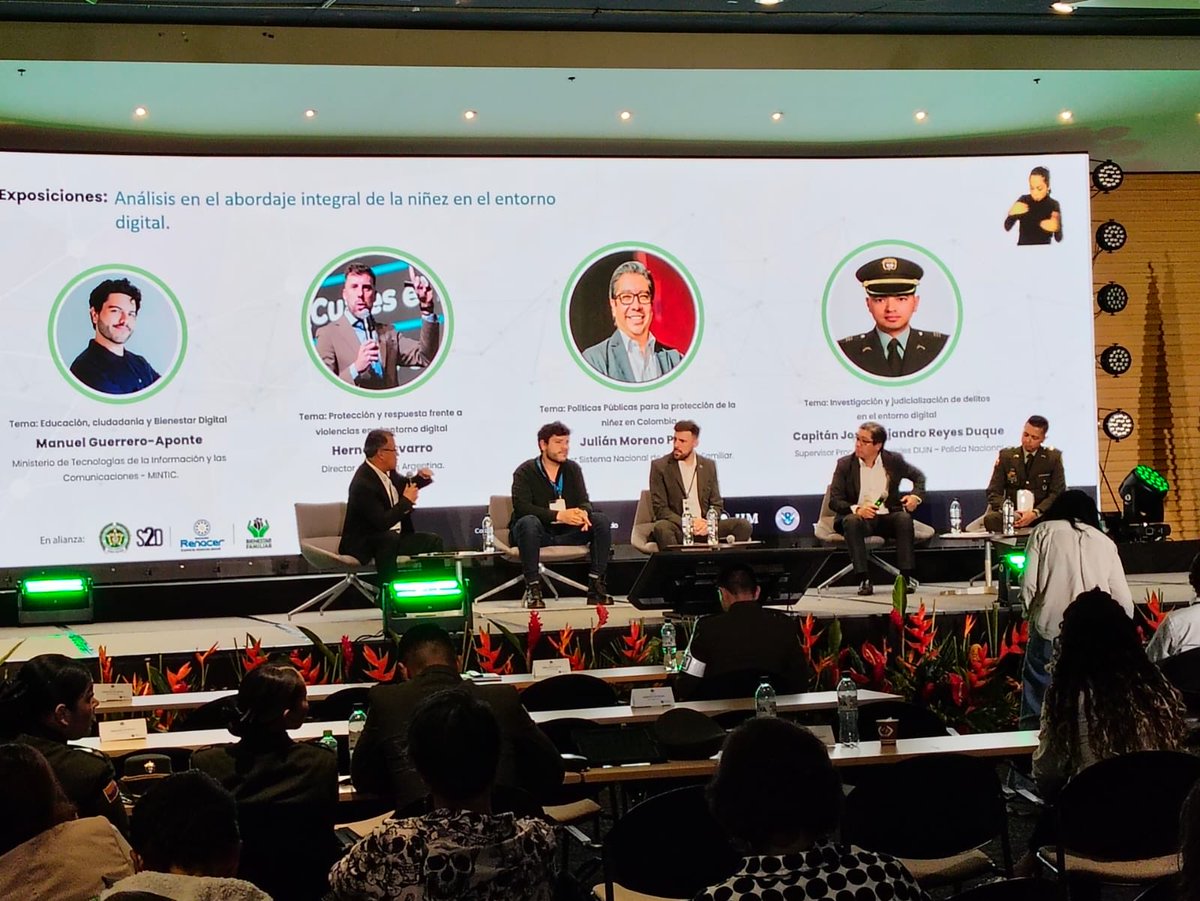 Hernán Navarro (<a href="/GroomingArg/">Grooming Argentina</a>) mostró cómo las violencias digitales se desplazan sin fronteras entre lo escolar, lo familiar y lo virtual. «Prohibir no previene (...) solo desplaza el riesgo». Su llamado: educar y reconstruir la corresponsabilidad entre familia, escuela y Estado.