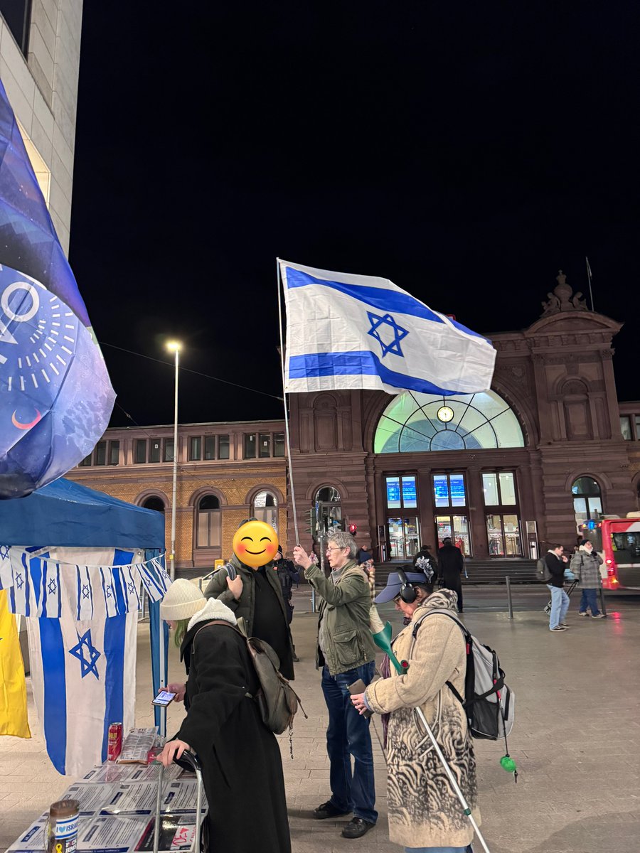 LoveGuerillero's tweet photo. 🖤❤️
#Bonn #bn2011 Gestern ist wieder ein antisemitischer, BDS und Erdogan Treuer Hassmob durch die Strassen gezogen. Mit unserem kommunikativen Gegenprotest haben wir klar zu verstehen gegeben,
wir lassen #Antisemitismus und #Israelhass in Bonn nicht unwidersprochen, wir vom @bgabonn sind die Gegenrede, die Stimme derjenigen die gerade keine Stimme haben.
#53Antisemitenfrei
#GegenJedenAntisemitismus
#BringHopeNow
#ZirkusPaliGalli
#FreeGazaFromHamasTerror
@KoeAntifa161 @AntifascistaBRS @161debunk @Baghi161 @klarekante_cgn @CityofHopeKoeln @ASB_NRW @leah_youn @MartinHeil9 @bgabonn @unsoerioes @yoga_and_more @KolnOmas
1/4