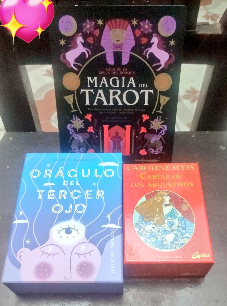 Llegarooon!!! 🥹 Muchas gracias por ayudar a financiarme estos mazos con el directo especial que tuvimos recientemente de lecturas ✨
Son mis primeros oráculos en español! Y el libro es para que mejore al leer los tarots que tengo FJDJDJ 😮‍💨aún faltan los de la WL!