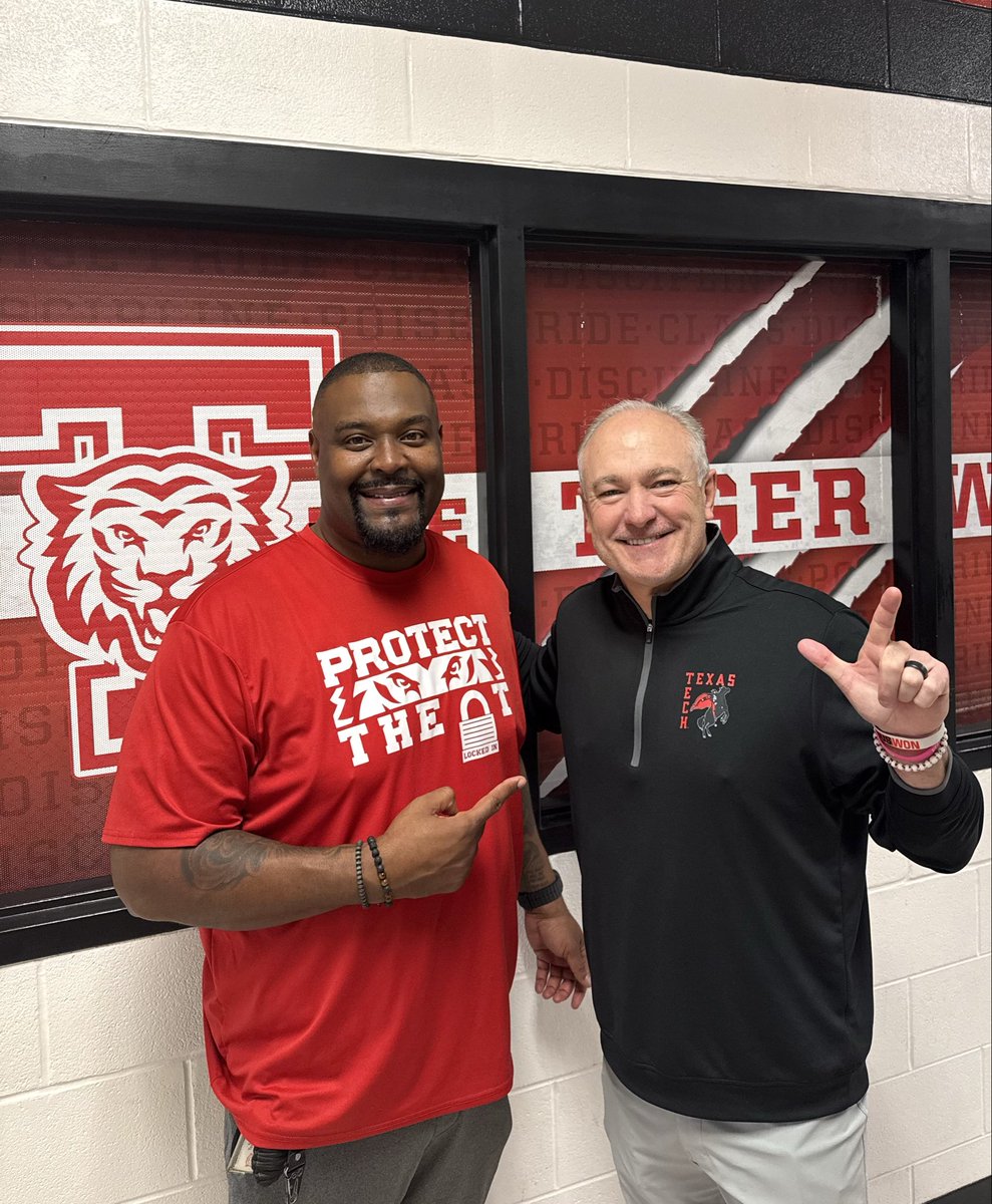 When the Head Man <a href="/JoeyMcGuireTTU/">Joey McGuire 🌵</a> drops by <a href="/TerrellTigerFB/">Terrell Tigers Football</a> it’s a Big Deal! 

#TigerTOUGH🐅