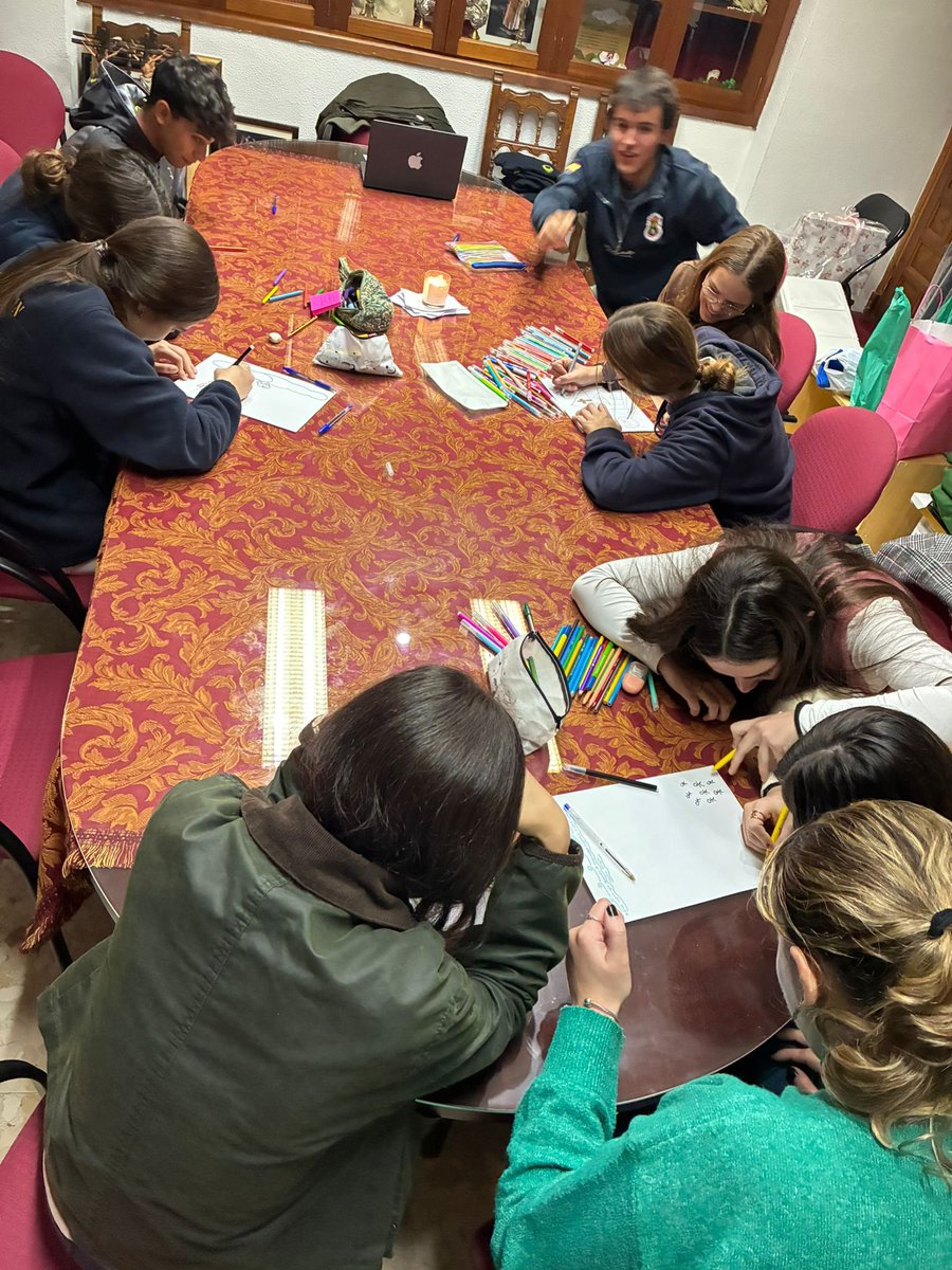 defension's tweet image. Este pasado miércoles, nueva jornada de formación con los jóvenes de la hermandad. En este caso, trabajaron sobre el Espíritu Santo. 

#Defension #DefensionJerez #Jerez