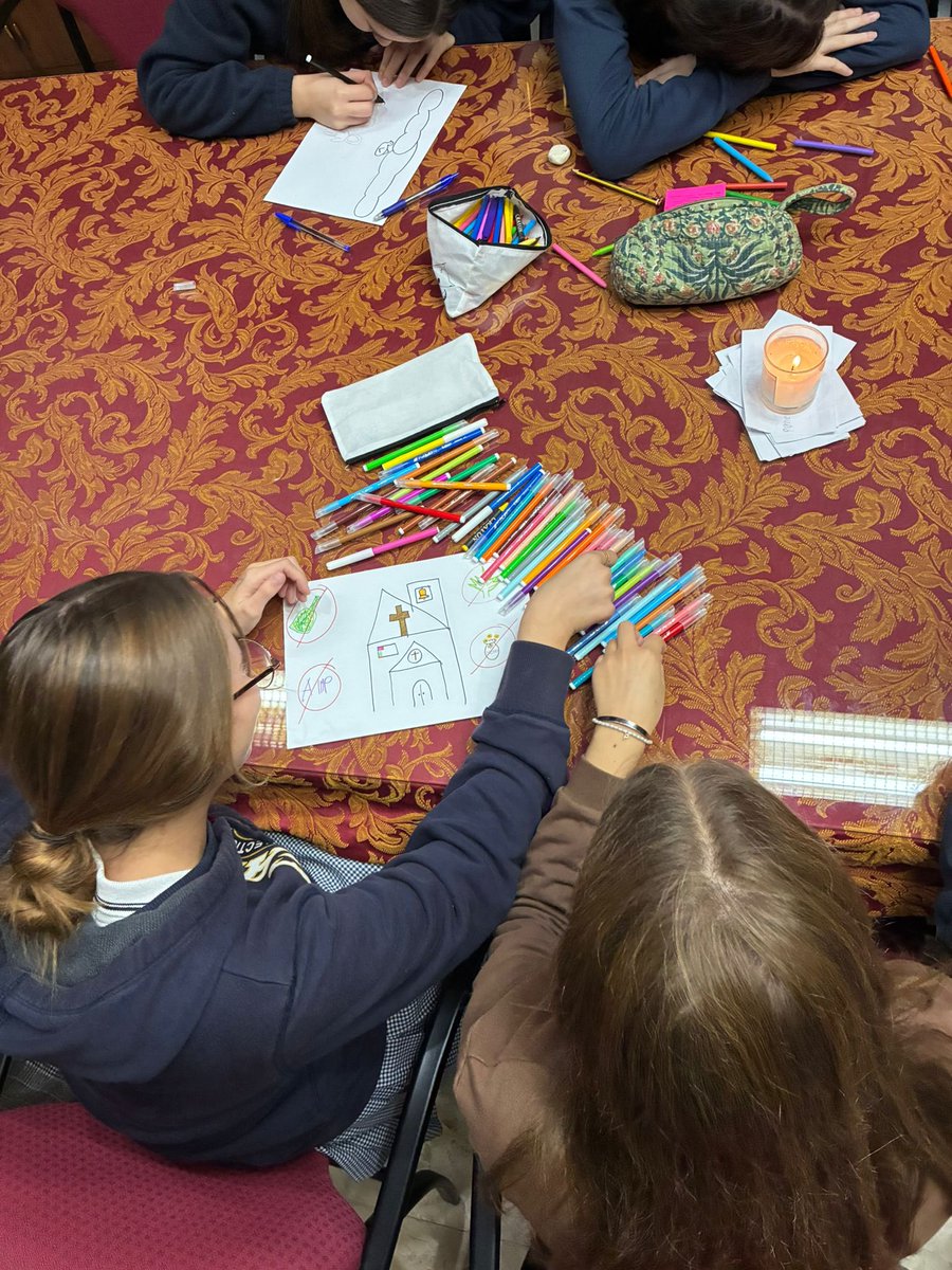 defension's tweet image. Este pasado miércoles, nueva jornada de formación con los jóvenes de la hermandad. En este caso, trabajaron sobre el Espíritu Santo. 

#Defension #DefensionJerez #Jerez