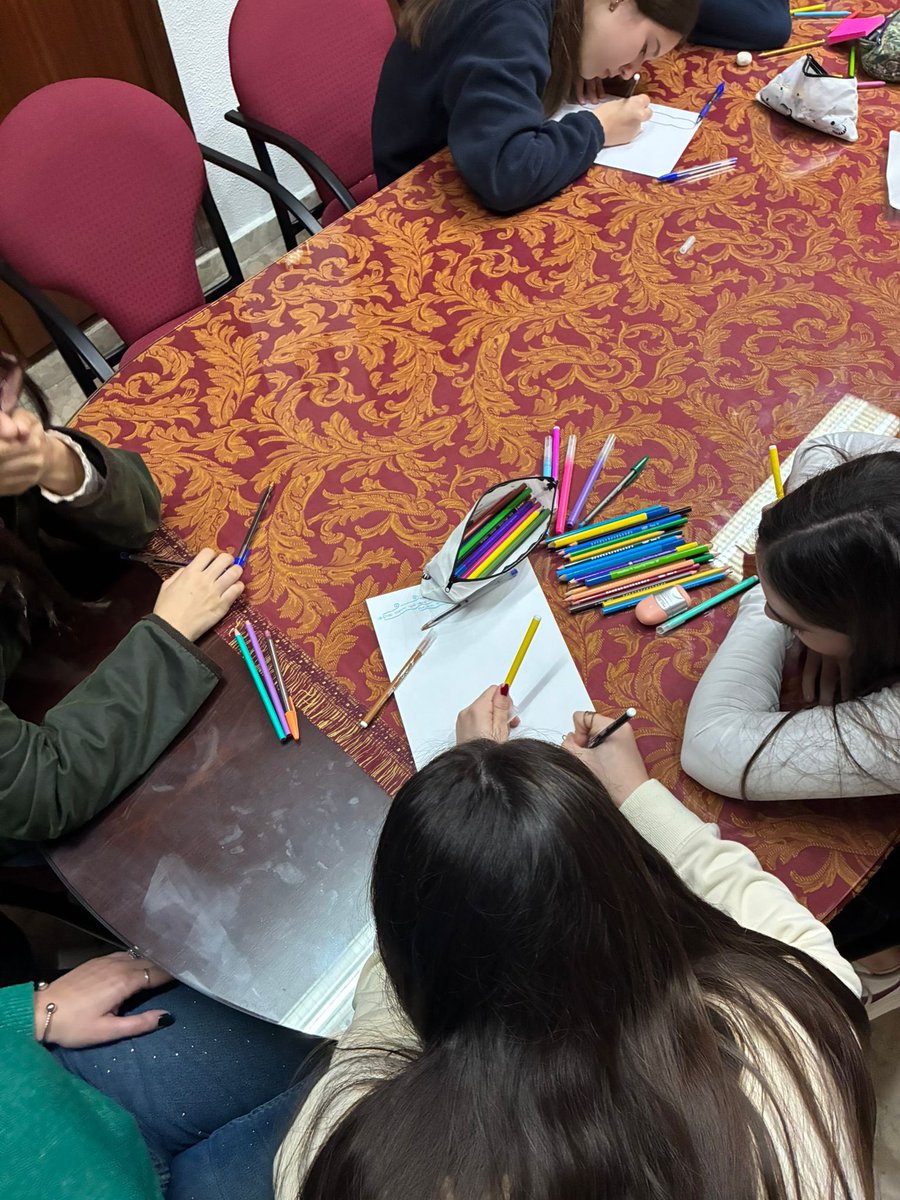 defension's tweet image. Este pasado miércoles, nueva jornada de formación con los jóvenes de la hermandad. En este caso, trabajaron sobre el Espíritu Santo. 

#Defension #DefensionJerez #Jerez