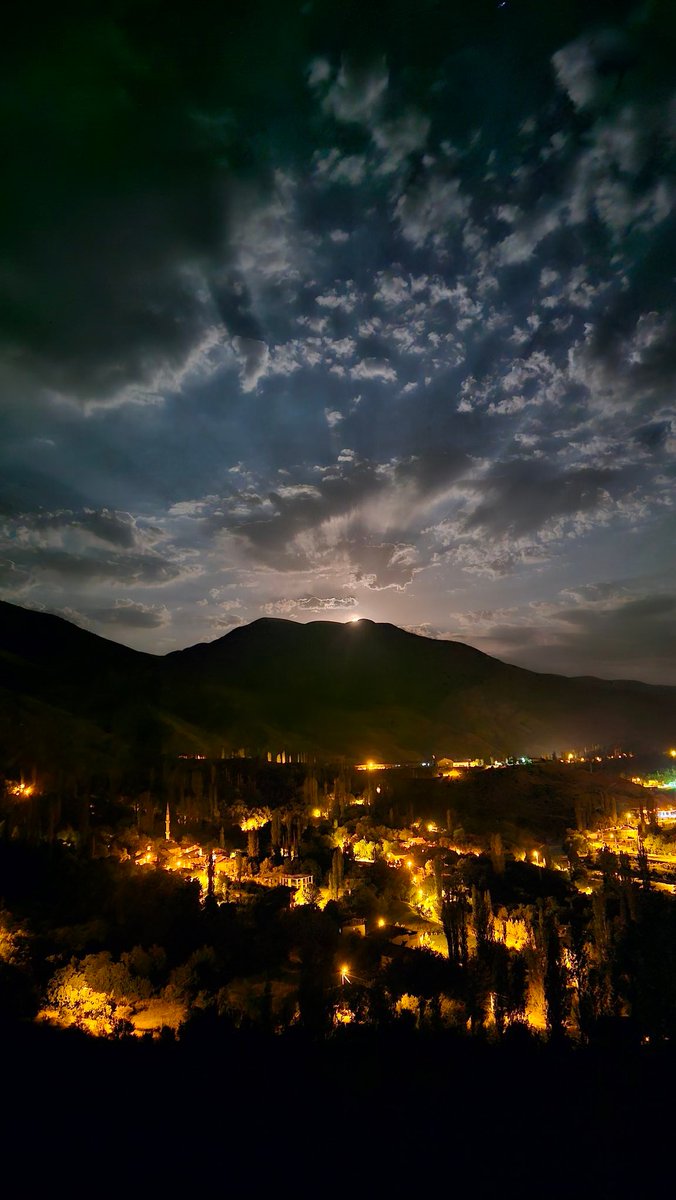 Ah be acem kızı.
Burnu fındık ağzı kahve fincanı.