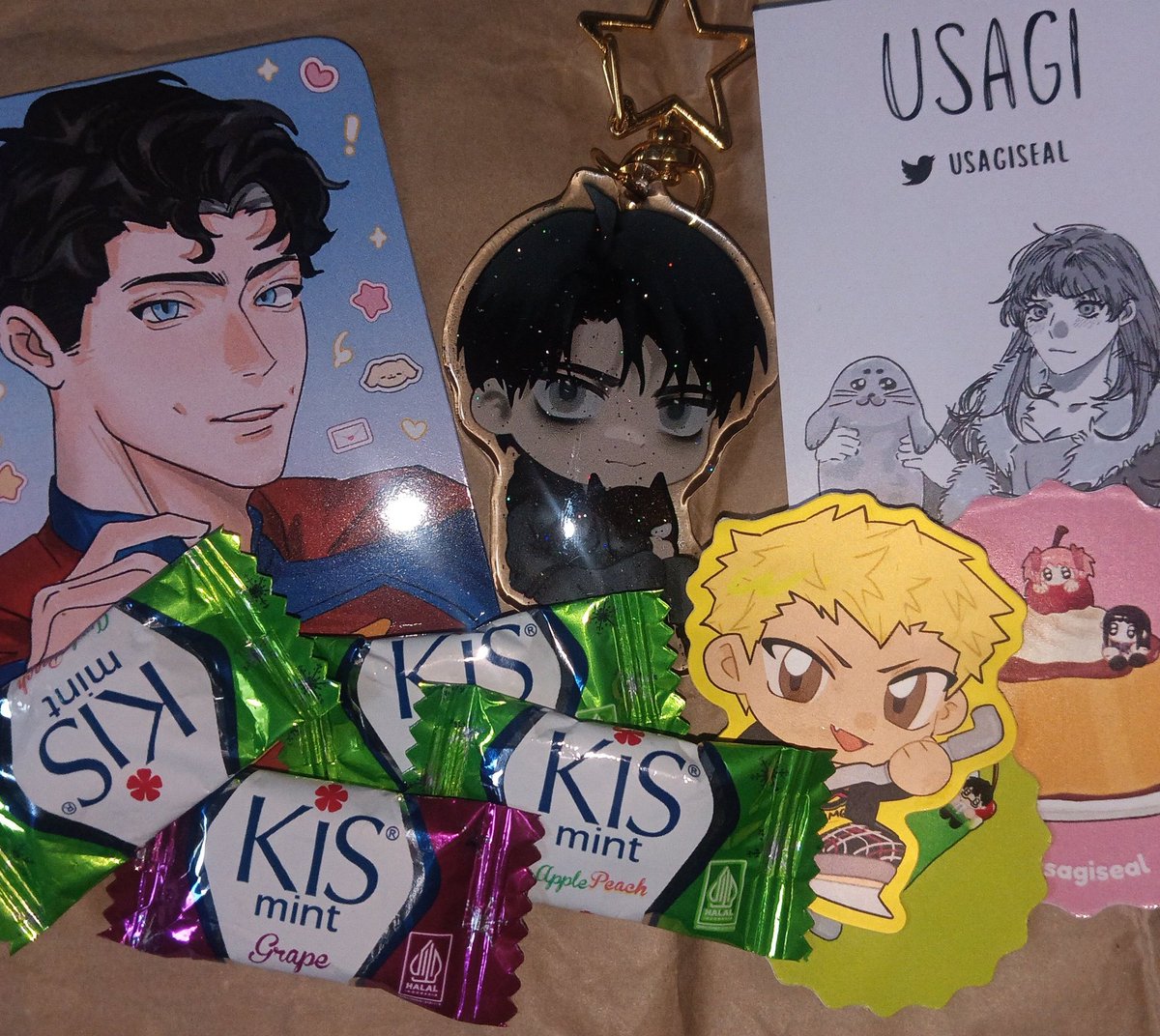 Super happy to receive the gift from kak <a href="/usagiseal/">kawaiiseal</a>! This is my first superbat merch ever, and I'm obsessed with how pretty and cute they are. Tysm this really made my day 🫶🏻