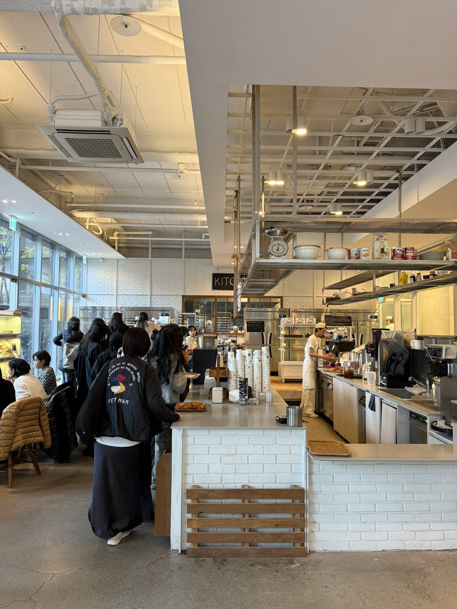 rdespressolab's tweet image. 韓国の塩パンカフェ鬼すぎるwwww
このカウンターの広さでカウンター＆ホールワンオペw