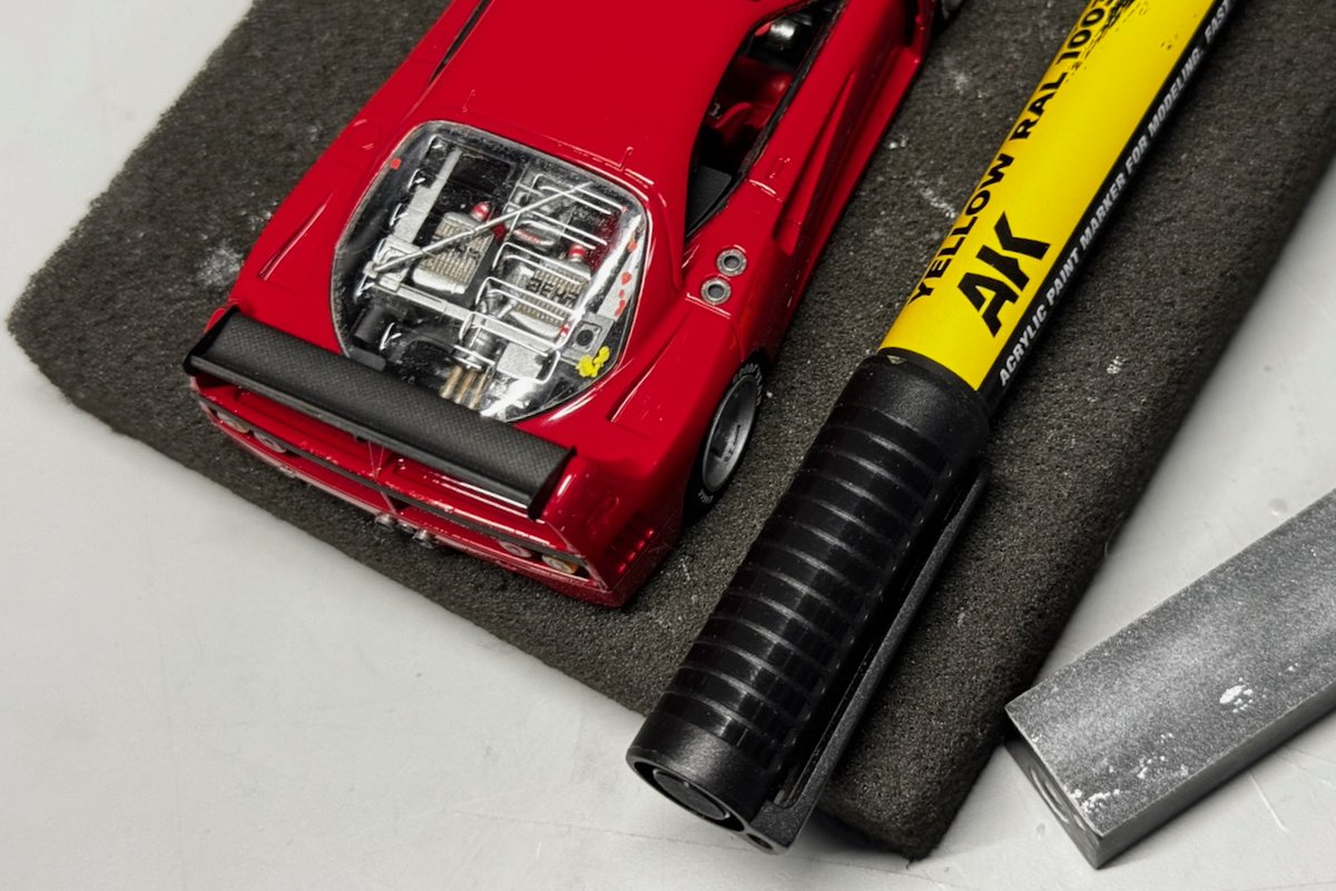 リアウインドウに残った接着剤をエナメルで落として、やや小さめに削り込み。バキュームの透明パーツを削るにゃ、昔も今も粗目のサンドペーパー！

エッチングの窓枠は湾曲させて、ボディの開口部とウインドウの隙間を埋める感じで取り付ける予定です