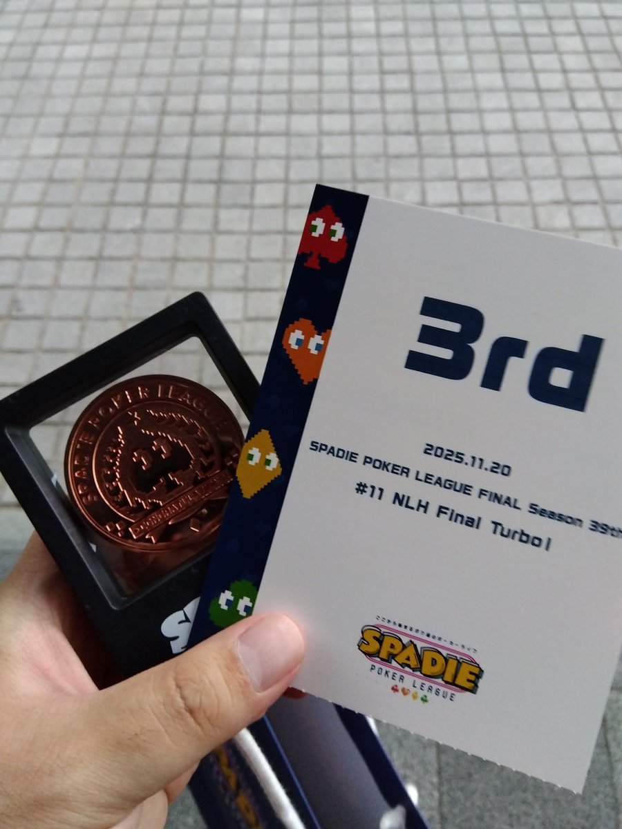 SPADIE初日からFT進出の3位！
最後A8s&lt;98o勝ててたらヘッズまで行けてたかなぁ。
最後の最後で肩の強さ発揮出来なかった。
まぁFT時点で7位のスタックだったし、銅だけどSPADIEの可愛いトロフィーも獲得できたから良しとしましょう！
#SPADIE #ここから始まるボク達のポーカーライフ