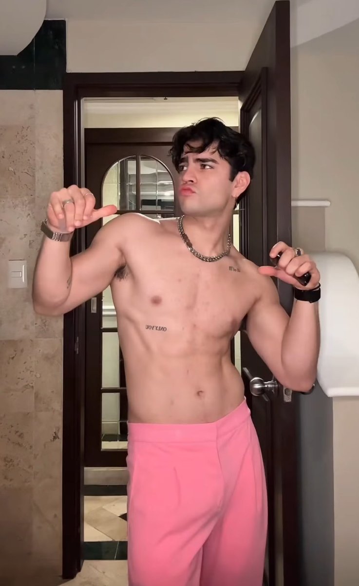 _Pequeee's tweet image. Dice @ArnMercurio que ya está listo para ser el host más hot de los #TuAwards 🤭🔥 vayan a su IG y TIKTOK 

HOST MERCURY X TU AWARDS

#AaronMercury #LaCasaDeAaron