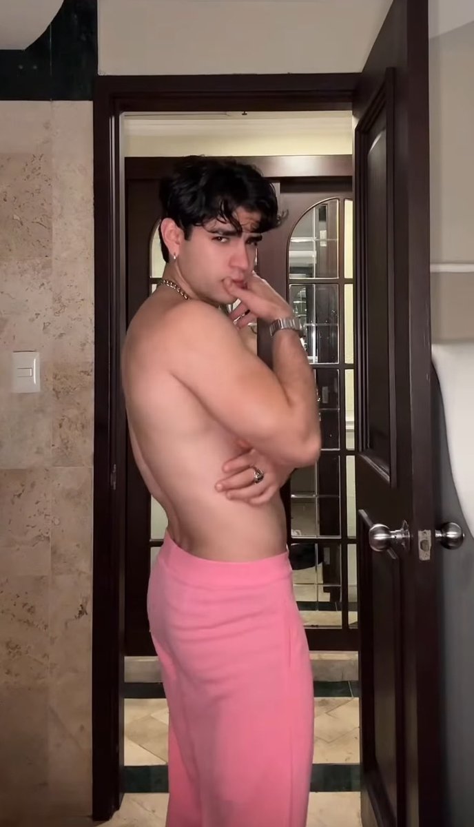 _Pequeee's tweet image. Dice @ArnMercurio que ya está listo para ser el host más hot de los #TuAwards 🤭🔥 vayan a su IG y TIKTOK 

HOST MERCURY X TU AWARDS

#AaronMercury #LaCasaDeAaron