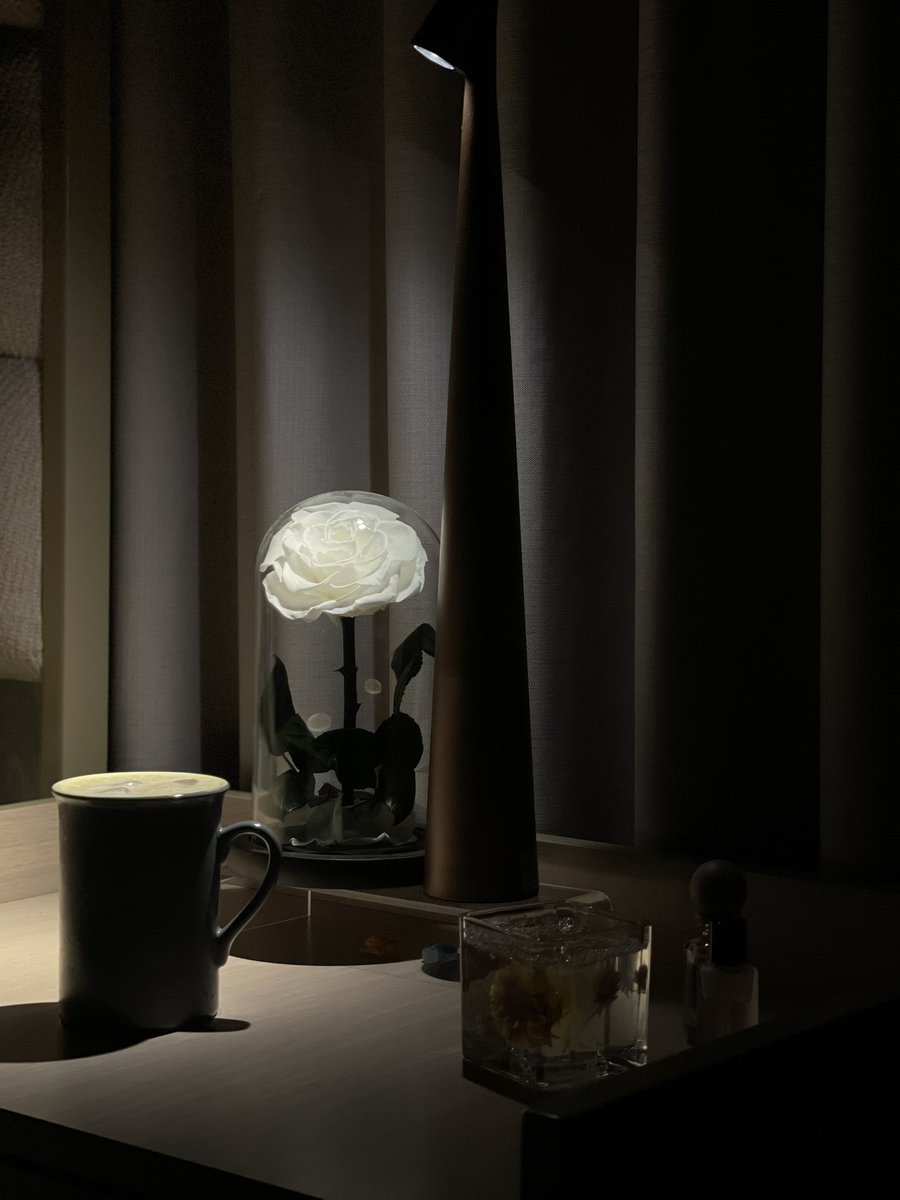 ليل بارد ..
وأفكار تلهث في عقلي ..
وصمت قاتل ..
كيف لـ هذه النفس أن تهدأ ! ...♪