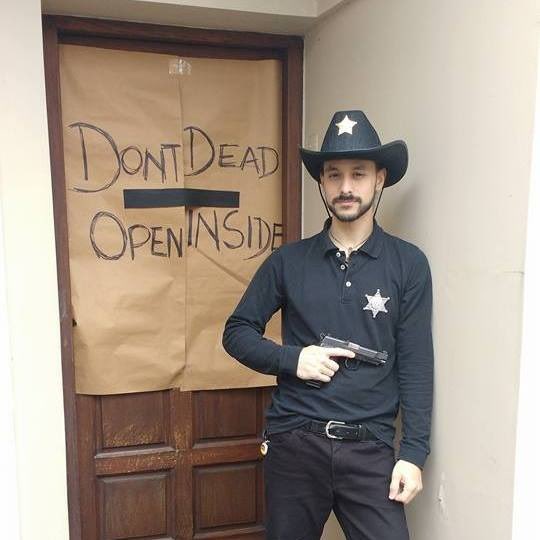 Este muñeco es Ernesto Camilo Manuel Cordero Fabbri, funcionario de la Oficina Anticorrupción. Cuando lo allanaron a Calvete por las coimas en Andis se presentó como su abogado. Ya les conté que aparece en la lista "Tuco" de la banda de Calvete y que posee 20 armas de fuego. Ni