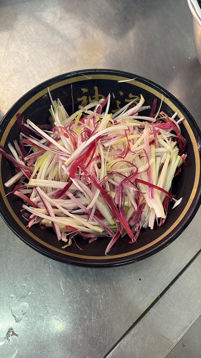 jindouya's tweet image. 本日のフォローサービスは
「薬味ネギ」or｢キクラゲ｣

個数限定ゆでたまごあります🥚

必ずフォロー画面を先にご提示下さい

色々ボタン変更しております🙇‍♂️

赤ネギ昨日食べてみましたがめちゃくちゃ甘い‼️美味いです✨️
楽しみにしていて下さい

本日からも宜しくお願い致します🙏