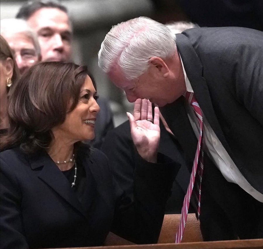 👀Kamala Harris et le warmonger républicain Lindsey Graham ont été aperçus ensemble aux funérailles de Dick Cheney. Ils sont en train de fantasmer sur les guerres qu’ils auraient pu faire dans le monde si elle avait été élue?