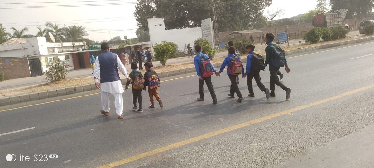 Ijazsadiqdogar's tweet photo. "آج میں نے بطورِ استاد اپنے ننھے بچوں کا ہاتھ پکڑ کر انہیں سڑک پار کروایا۔
یہ صرف راستہ پار کرانا نہیں تھا، یہ ان کی جان کی حفاظت کی ذمہ داری تھی۔
ایک ایک قدم پر میں نے محسوس کیا کہ ہر بچہ میرے اپنے دل کا ٹکڑا ہے۔"
@MaryamNSharif  @SchoolEduPunjab @EduMinistryPK @RanaSikandarH https://t.co/YoKN7lBOFc