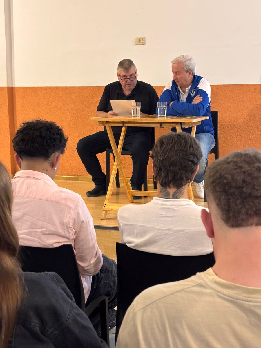 AgrupAmalfitani's tweet photo. 💙 ¡Final del primer ciclo de Capacitación Dirigencial!

En esta oportunidad, el presidente de Vélez, Fabián Berlanga, participó de una dinámica especial en la que conversó sobre el fútbol como agente de transformación educativa y sociocultural, así como sobre la gestión del fútbol profesional y su articulación con el fútbol amateur.

Al finalizar la exposición, se entregaron diplomas a los jóvenes que culminaron el programa, consolidando una etapa formativa que no es un punto de llegada, sino de partida.

¡FELICITACIONES FORTINEROS! 👏🏼

#NuestraHistoriaNosCompromete 🇮🇹