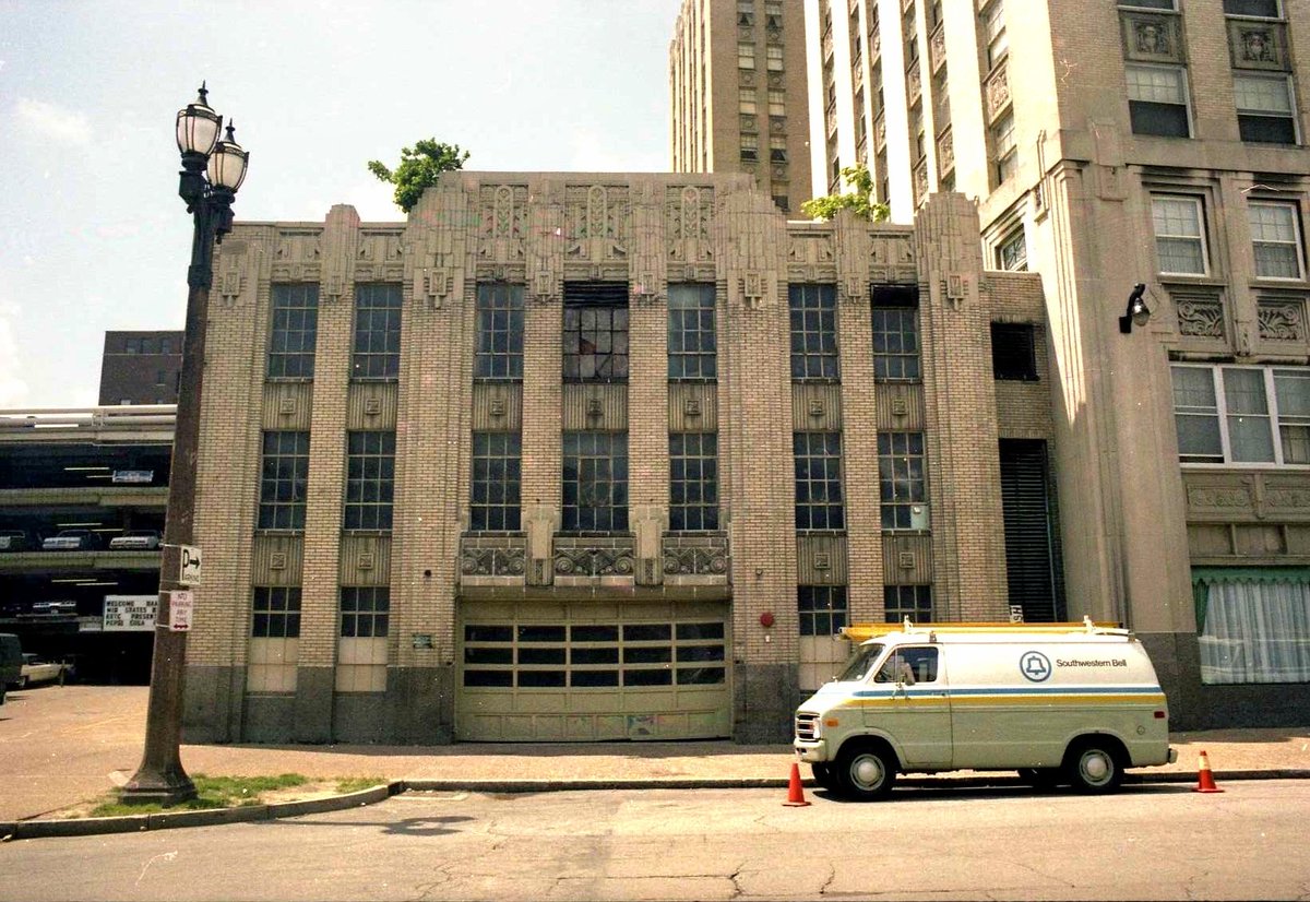 Pequeño edificio anejo a otro mucho mayor, ambos de estilo art deco, en San Luis, EEUU. Foto mía 1983.