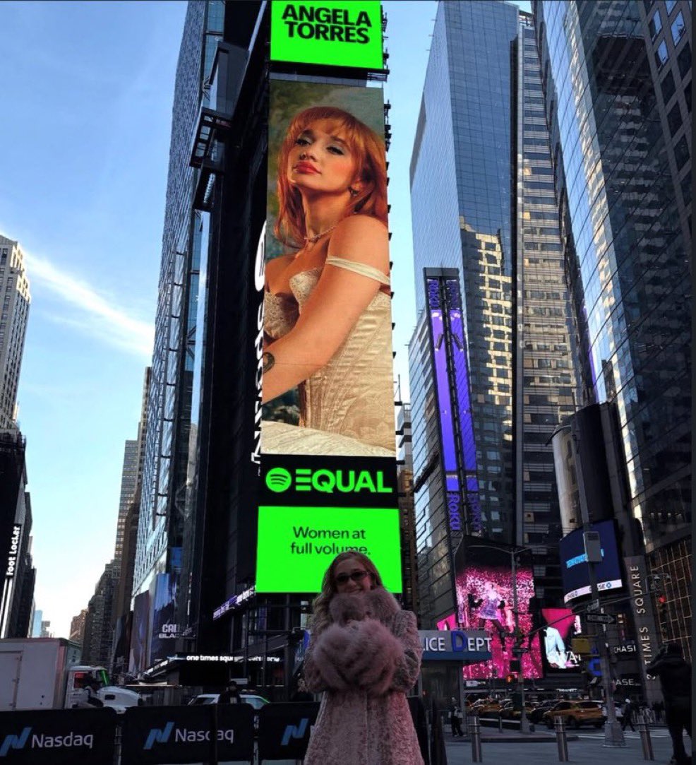 🎶 Ángela Torres junto a su cartel en Times Square