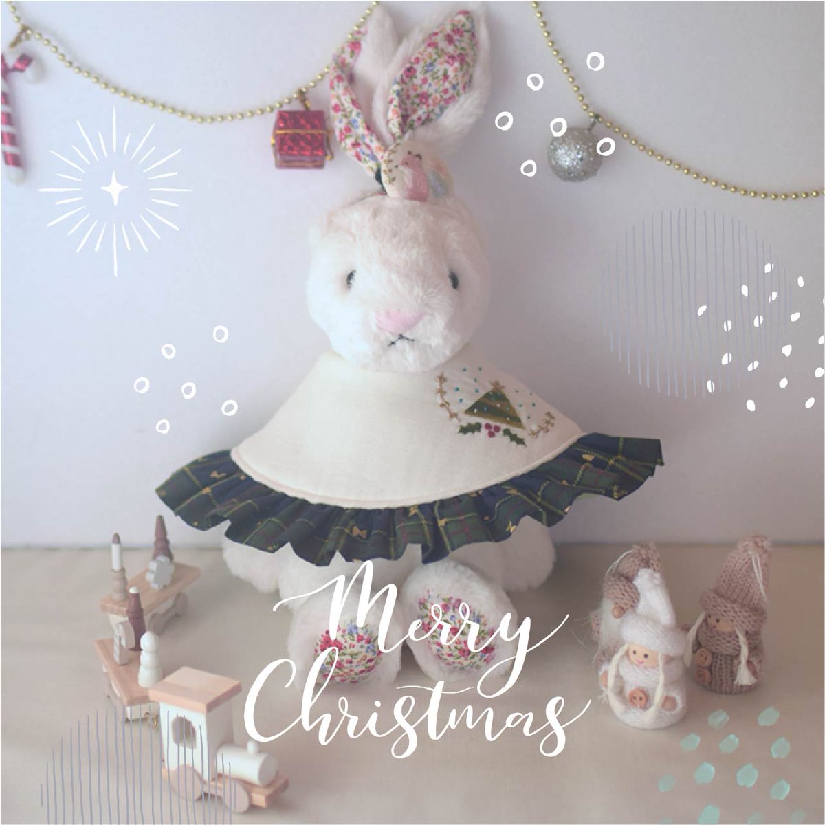 dc10sn8's tweet photo. 小さなサンタさんたちと一緒に撮影しました🎄
このスタイは、ビーズを使わずキラキラ感を出したくて生まれたデザイン。
赤ちゃんに安心して使ってほしいから、光る刺繍糸だけで丁寧に仕上げています🕊️✨
“はじめてのクリスマス”がやさしい思い出になりますように🎁

#クリスマスベビー https://t.co/pwyZ0KSqtw