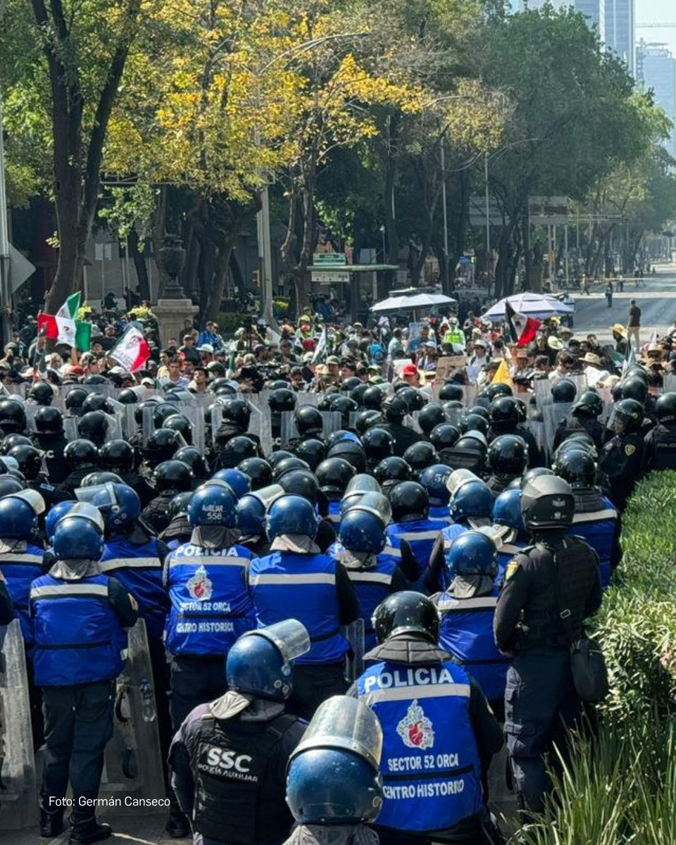 lajornadaonline's tweet image. La denominada marcha &quot;Generación Z&quot; reunió apenas a un centenar de personas. El contingente, integrado primariamente por adultos, se detuvo antes del Zócalo. Mientras que en la UNAM el desaire estudiantil fue total: no hubo concentración alguna en el mural de la Biblioteca…