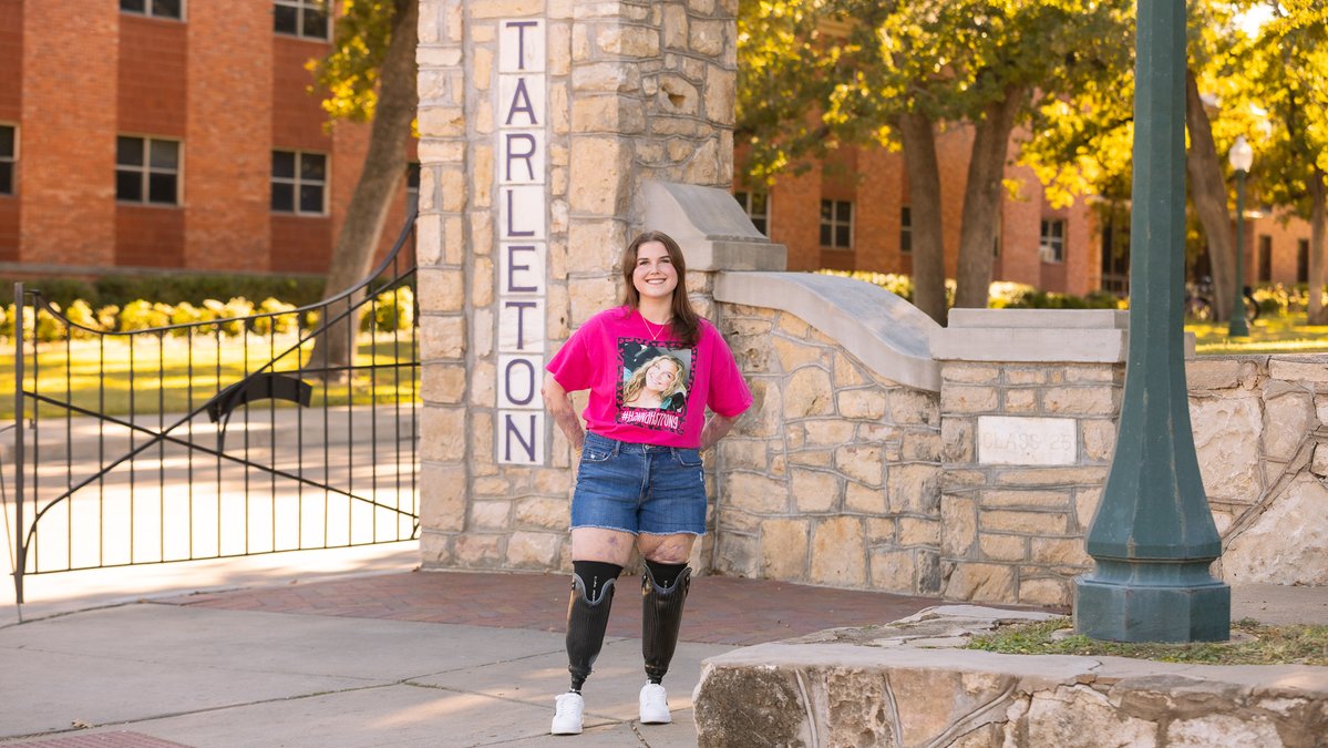 TarletonState's tweet image. Against unimaginable odds, Tarleton State student Hannah Reyling chose strength and courage. After a 12-day coma and life-altering surgeries, she fought her way back with the support of her family, friends and sorority sisters! 💜 

📰 bit.ly/4pmRHgD