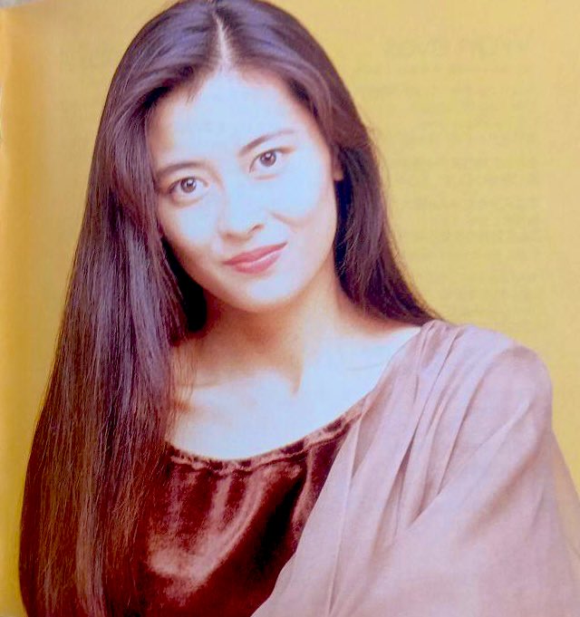 achimochi1007's tweet image. 中山美穂『COLLECTION II』35年前本日リリース。シングル「You’re My Only Shinin’ Star」から「愛してるっていわない！」まで、ボーナストラック含むベスト盤。オリコンアルバム週間ランキング最高位2位。アーバンコンテンポラリーな最高位1位シングルが目立つ作品。
#中山美穂 #COLLECTION2 #35年前