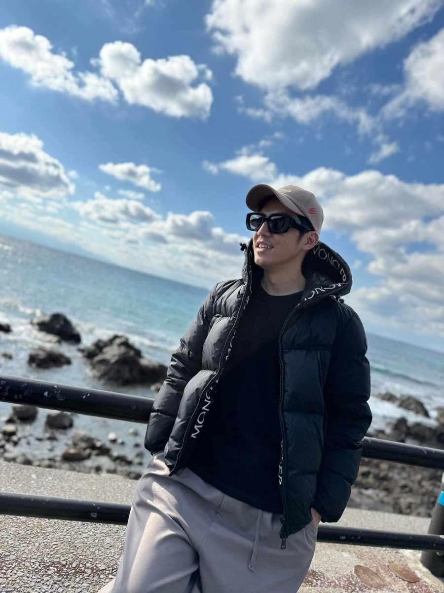 nishinoakihiro's tweet photo. もともと僕は、「これくらい頑張れば、これくらいのリターンが得られる」という世界で仕事をしていました。
いわゆる“時給的な構造”で、やった分だけ確実に返ってくる安心感のある働き方です。
それはそれで大切な経験でしたし、当時の僕には必要なステージでもありました。

ただ、ある時ふと気がついたことがあります。
それは「この構造の中で働き続ける限り、どれだけ頑張っても仕事がスケールしない」という事実です。

「やればやっただけ返ってくる」というのは、とても健全で優しい仕組みですが、言い換えると、最初から“上限”も決まっているということでもある。

そこで僕は、
「10回挑戦して1回当たれば十分」
「リターンが約束されていない仕事にも積極的に参加してみよう」
という感じで、“不確実な案件”の方に踏み出すようにしました。

すると、驚くほど自然に、仕事のサイズが大きくなっていきました。

もちろん失敗はします。
むしろ、失敗の方がずっと多いです。
ですが、一度当たった時の伸び代がとにかく大きい。

その一回の成功が信用となり、また次の挑戦の土台となり、そこから仕事は加速度的に広がっていきました。

言語化するなら、「確実性のフィールド」から「確率のフィールド」へ移動した…といったとこでしょうか。

大きな仕事は、「やれば確実に返ってくる場所」には存在せず、「やったら返ってくる“可能性”がある場所」にしか生まれない。

もし今、「仕事が大きくならない」と感じておられる方がいれば、それは実力の問題というよりも、まずは「立っている場所」の問題かもしれません。

挑戦とは、勇気だけの問題ではなく、半分以上は“場所選び”の問題です。

「確実に返ってくる世界」にとどまる限り、
成長の天井はどうしても低くなる。
しかし、「失敗が前提の世界」に一歩踏み出した瞬間から、仕事はこれまでとは別の速度で動き始めます。

今日は種子島に来ました。
このアクションが、どうなるかは知らん。

▼オンラインサロン『西野亮廣エンタメ研究所』はコチラ↓
https://t.co/ytKmjAi0I6