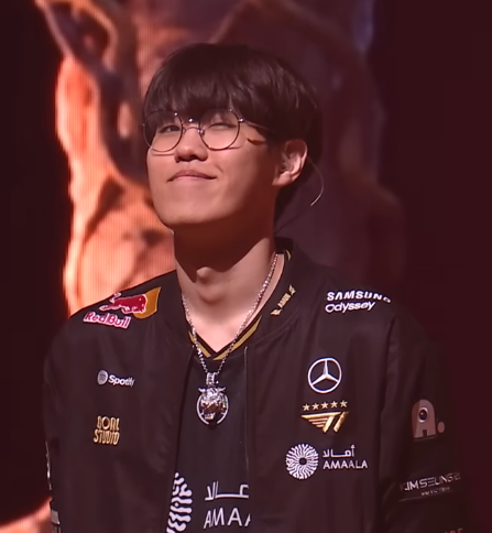 重看開幕不小心被O神電到了
更別提單手舉盃了 我要瘋