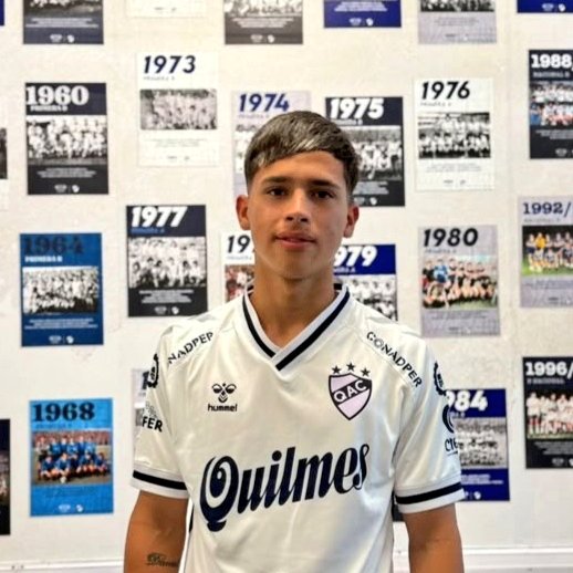 #Quilmes ✅️ 2020: el coordinador de #InfantilesQAC, <a href="/HugoMagnani1/">Hugo Magnani</a>, recibe a Lautaro Closter (Cat. 2008) que llega desde el Club Juventud de Castelli (Chaco) acompañado por Facundo Torres. 
✍️ 2025: el lateral derecho firma el primer contrato profesional.