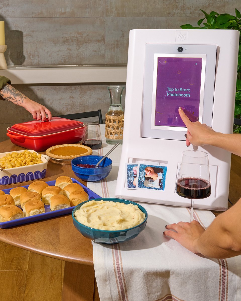HPSprocket's tweet image. Friendsgiving but make it ✨printable✨

Good food, cute moments, and instant pics you can take home , the HP Sprocket Photobooth is basically the new guest of honor🤎📝🍰

#HPSprocket #SprocketGirl #FriendsgivingAesthetic #AmazonMustHAves #PrintYourVibe # #CozySeason