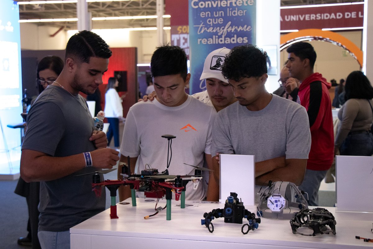 vaai_udg's tweet image. 🚀¡En la @udg_oficial se innova y se emprende! 💡✨
🏅El talento universitario se hizo presente en el #InnovationFest con 53 desarrollos tecnológicos creados por nuestra Red Universitaria, además del  stand de emprendimiento que acercó herramientas para impulsar ideas.