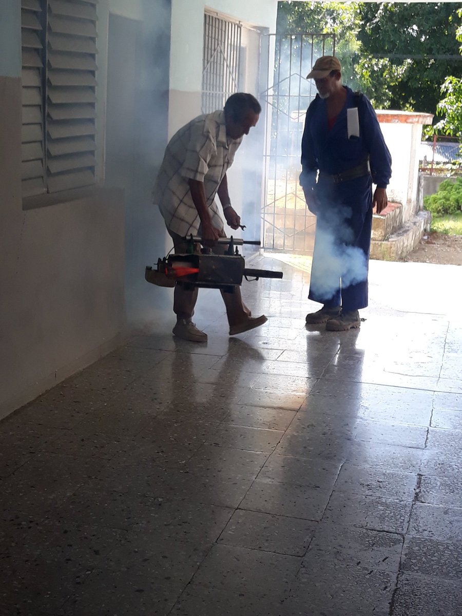 e_samitier48462's tweet photo. En el día de hoy se realiza la fumigación  en nuestro centro por compañeros de la salud pública  para evitar la propagación  de los agentes transmisores del dengue.
#CubaPorLaSalud
#EducacionGuanabacoa https://t.co/8MdECwjRg1